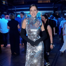 Andrea Bezděková oblékla flitrovou večerní róbu z butiku Anamé doplněnou o dlouhé černé rukavičky.