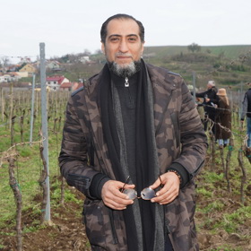 Ali Amiri na aktuální fotografii z jara 2025.