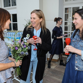 V dress codu na módní přehlídku byla uvedena jen modrá barva, do které džínovina bezpochyby patří. 