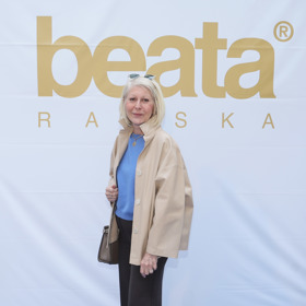 Zuzana Donutilová vynesla nenuceně elegantní outfit ozvláštněný trendy mladistvými prvky. V hlavní roli byla moderní bunda trenčkotového stylu