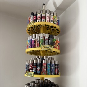 Stojan na část Anetiných zapalovačů, mezi těmito je ten nejstarší.