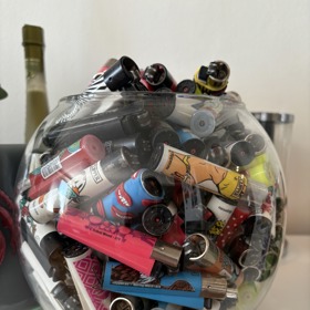 Akvárium, ve kterém jsou místo rybek zapalovače.