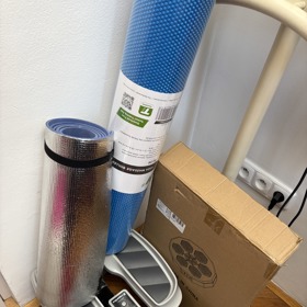 Jak nám Aneta prozradila, chystá se začít cvičit. Na motivační cvičební koutek zatím kouká z postele.