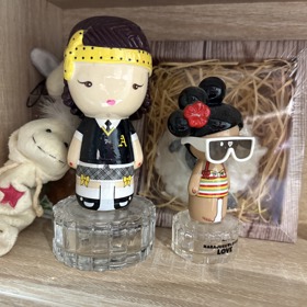 Jeden koutek v koupelně věnovala i starým vzpomínkovým parfémům.