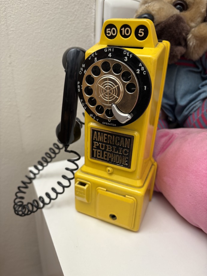 Těžké retro - kasička - Aneta jich má spoustu, ale prázdných...