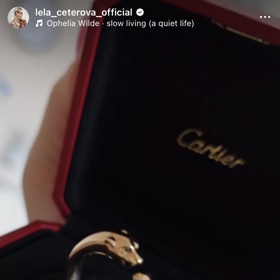 Lela Ceterová se pochlubila luxusním prstenem.