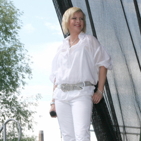 Zpěvačka uměla monochromatické outfity oživit těmi správnými doplňky.