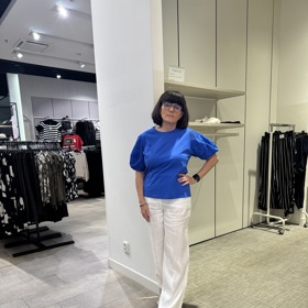 Modrý top s krajkovými rukávy vypadal dobře k bílým i černým kalhotám.