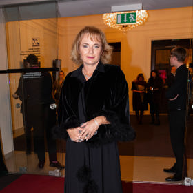 Tady se můžete podívat na černočerný outfit Barbory Munzarové oproti další fotce, kde omládla ve světlých odstínech. 