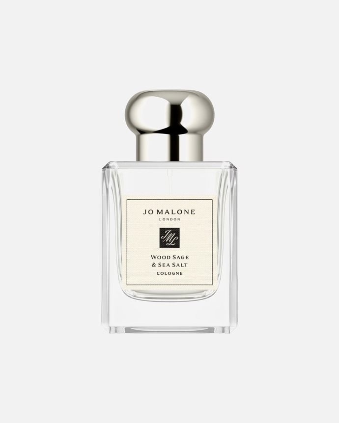 Nespoutanost a vůni moře ucítíte v unisex kolínské vodě Wood Sage & Sea Salt od britské značky Jo Malone London. Hlava se skládá z mošusového semínko, listů stromu buko a bergamotu. V srdci je mořská sůl se sušeným ovocem Základ tvoří šalvěj, guajakové dřevo a bílé pižmo. Vůni koupíte od 1950 Kč.