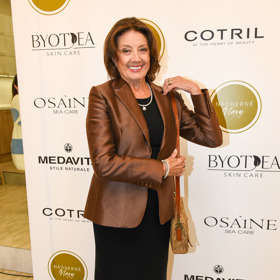 Marie Rottrová nosí saka s velkou oblibou. Šperkuje jimi například malé černé šaty. 