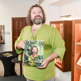 V knize Sklizeň Josef Maršálek radí, jak zužitkovat dary ze zahrady na maximum a uchovat co nejvíce potravin (nejen) na zimu. 