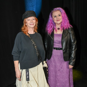 Bára Štěpánová tentokrát nebyla výstřední osobností - konkurenci měla ve své růžové kolegyni Gabriele Urbánkové, se kterou si roli střídá. 