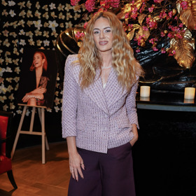 Tvíd si oblíbily i některé české celebrity. Sako v objemnější verzi a trendy fialové nosí třeba moderátorka Nikol Moravcová.