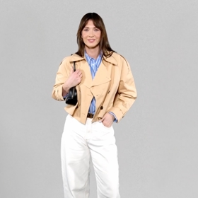 K bílé skvěle sedí světle modrá i béžové odstíny. Stylistka Nikola Marková v dalším outfitu zkombinovala bílé džíny a krátkým trenčkotem. 