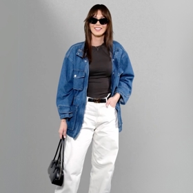 Bílé džíny a modrá džínová bunda jsou skvělou volbou pro každodenní nošení. Dbejte na to, aby k sobě ladily doplňky, stylistka Nikola Marková je vybrala v černé barvě. 