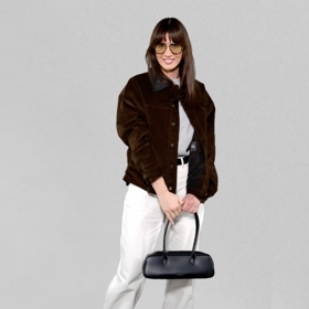 V posledním outfitu, kdy stylistka přidala k džínům trendy bundu z broušené kůže, si můžete všimnout znovu černé kabelky z předešlých outfitů. Jen to dokazuje, jak vám jeden dobře vybraný doplněk doladí velké množství outfitů. Kabelka ladí barvou a texturou k pásku a koženému límečku bundy. 