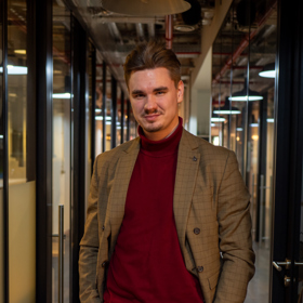 Za pomoci umělé inteligence si dnes můžete sestavit jídelníček na míru nebo složit vlastní písničku. 