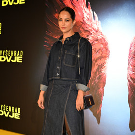 Alžbeta Ferencová alias Zea vynesla trendy šaty z džínoviny doplněné o černé vysoké kozačky.