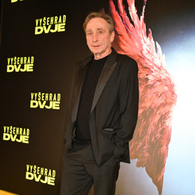 Ondřej Pavelka vynesl černý oblek a černé basic tričko. 