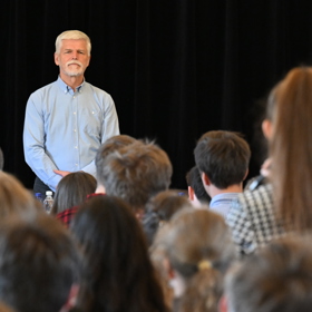 Petr Pavel diskutoval s gymnazisty.