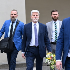 Prezident Petr Pavel donesl kytici.