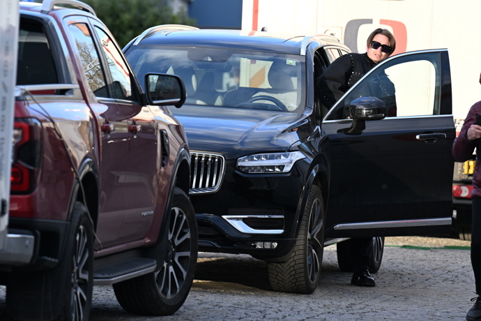 Ondřej Brzobohatý ve svém luxusním SUV. 