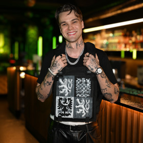 Mikolas Josef na chvíli zmizel ze sítí, pak se vrátil.