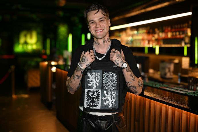 Mikolas Josef na chvíli zmizel ze sítí, pak se vrátil.