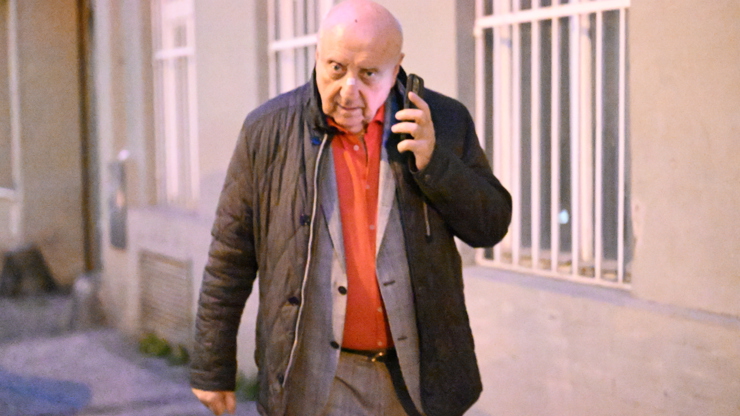 Felix Slováček šel za Dádou do auta.