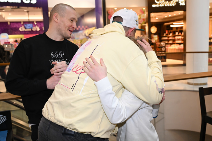 Jakub Štáfek vřele přivítal i dětského herce Jakuba Jenčíka.