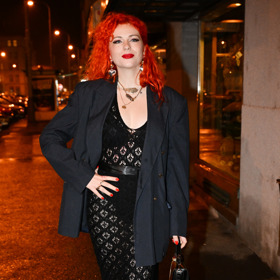 Herečka Žofie Dařbujánová v podivném overalu.