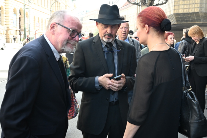 Igor Bareš se svou ženou a Otakarem Brouskem mladším na posledním rozloučení s Aloisem Švehlíkem. 