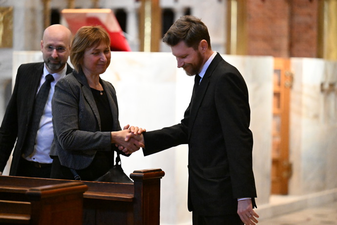 David Švehlík se zdraví se smutečními hosty. 