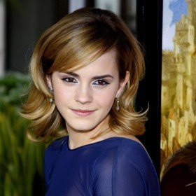 Jeden z nejkouzelnějších Emminých účesů pochází z roku 2008 a vznikl nejspíš vyfoukáním přes velký kulatý kartáč nebo za pomoci natáček.