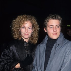 I když se rozvod zapsal mezi nejdražší v historii Hollywoodu, Steven a Amy zůstali přáteli a dál vychovávali syna Maxe (vpravo). Tomu je dnes 39 let.