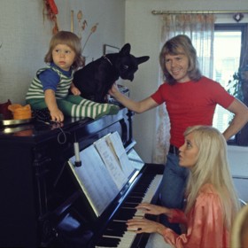 Björn a Agnetha spolu přesto nadále spolupracovali, hráli a zpívali. A také vychovávali dcerku Lindu (na snímku) a syna Christiana.