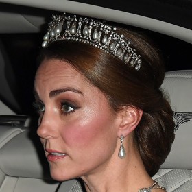 Také nepoužívá konturovací produkty k vykreslení požadovaných rysů obličeje. Místo toho sahá po tekutém rozjasňovači, který jí prokáže podobnou službu. Princezniny lícní kosti jsou i díky němu téměř legendární.