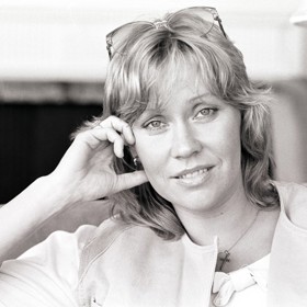 Zpěvačka Agnetha Fältskog, jedna z členek legendární švédské skupiny ABBA, slaví 5. dubna 75. narozeniny.