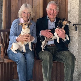 Až rok a půl po rozvodu s Dianou začal palác spřádat plány na představení Charlese a Camilly jako oficiálního páru. 