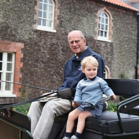 Svetry se vzorem Fair Isle jsou v královské rodině velmi oblíbené. Už roku 2015 ho měl na sobě sotva dvouletý princ George, když ho pradědeček Philip vezl na kozlíku v Norfolku.