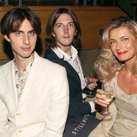 Supermodelka Pavlína Pořízková, která ve středu 9. dubna slaví 60. narozeniny, je hrdou maminkou dvou dospělých synů, které vychovala s muzikantem Rikem Ocaskem. Ani jeden z jejich potomků nicméně nezakotvil v showbyznysu. Jonathan (vlevo) navrhuje videohry, Oliver (uprostřed) pracuje v oblasti informatiky.