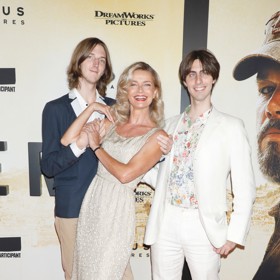 Oliver (vlevo) je spíš než Ocasek pořádný Pořízek. Měří 195 centimetrů a s maminkou si v září 2018 zapózoval pro českou mutaci magazínu Vogue. To si jednatřicetiletý Jonathan (vpravo) nechal ujít.