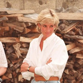 Outfit princezny Diany se dá nosit i teď na jaře 2025. Doplnit ho můžete třeba moderním semišovým trenčkotem