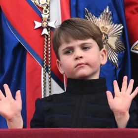 Korunovace Karla III. Pro někoho vrcholná historická událost, pro jiného nutné zlo. Zvlášť, když vás nutí mávat z balkonu lidem, kteří jsou vám úplně ukradení.