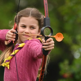Charlotte mezi svými bratry Georgem a Louisem září jako maják a co víc, po ekonomické stránce už je oba překonala. Její jmění se odhaduje na rekordních 110 miliard korun.