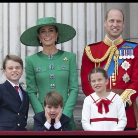 Jak vidno, jestli Louis něco nesnáší, tak jsou to pochodující vojáci a burácející vojenské letouny. Takto po několika excentrických grimasách na všechno rezignoval a jednoduše tu parádu přetrpěl.