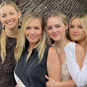 I když je mámou tří dcer Luky, Loly a Fiony, Jennie od nich na společně fotografii poznáte jen těžko. Tak moc si jsou podobné a tak mladistvě herečka vypadá...