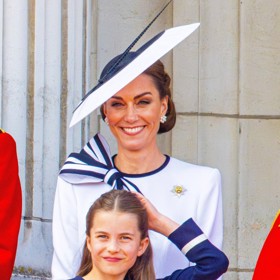 Velkou zásluhu na tom má její maminka Kate Middleton, která dceru obléká do trendy módních kousků, a Charlotte se tak stává inspirací svým vrstevníkům.
