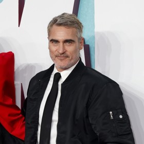 K úlohám různě rozervaných chlapíků (a často padouchů) se pak herec často vracel. I když prakticky v každém filmu zazářil, Oscara se dočkal až 20 let po Gladiátorovi za film Joker. Dnes je z něj spokojený táta dvou dětí, které vychovává s manželkou, hereckou kolegyní Rooney Mara.